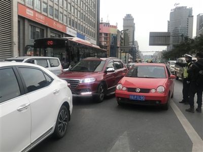 加塞插队被逮现行 这名成都司机被从严处罚