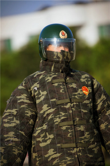 张馨予穿防护服挑战扑咬训练 惨遭群犬围攻被