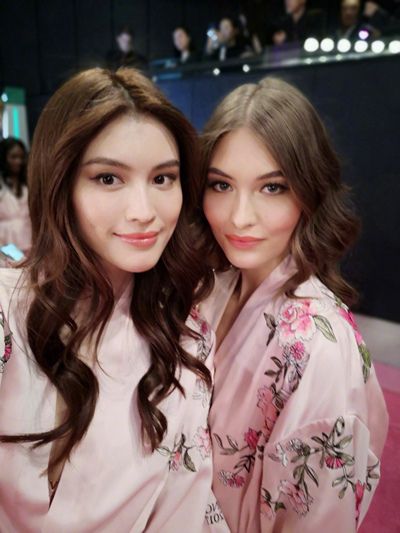 何穗晒维密后台照被赞人体反光板 超模光泽感