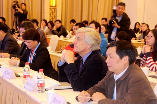 Chrimes教授（右二）表示，他喜歡烏鎮的特色建筑，更喜歡烏鎮文化。