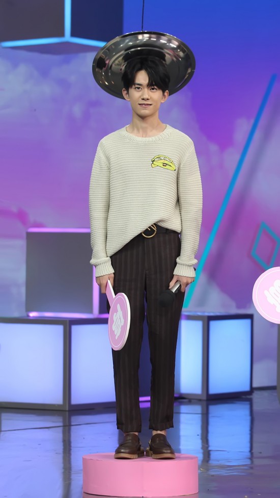 易烊千玺《快乐大本营》变花艺模特 笑容治愈