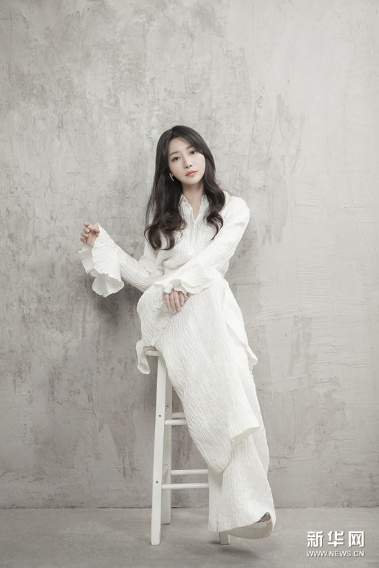 柳岩黑白红写真打造纯色魅力