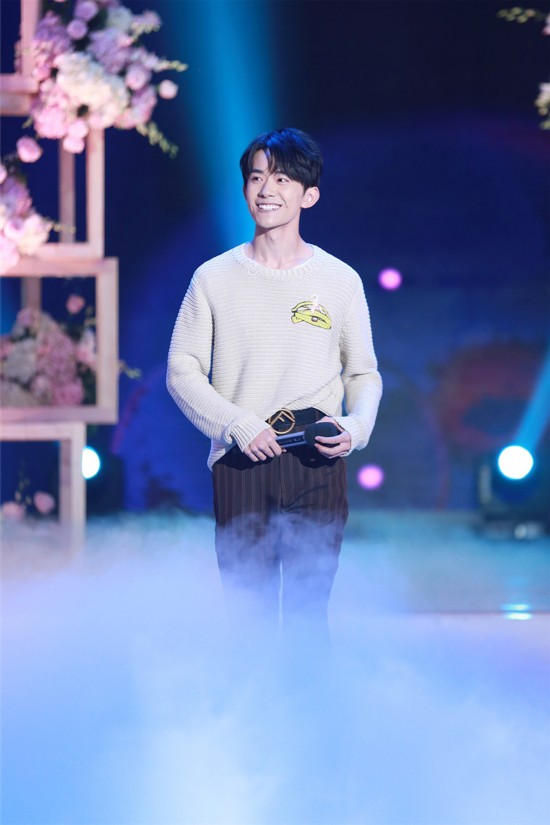 易烊千玺《快乐大本营》变花艺模特 笑容治愈