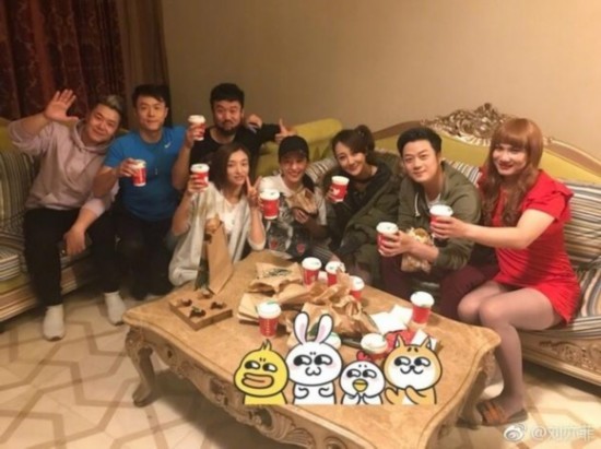 刘亦菲探班同学亲密合影 感情深厚露甜笑心情