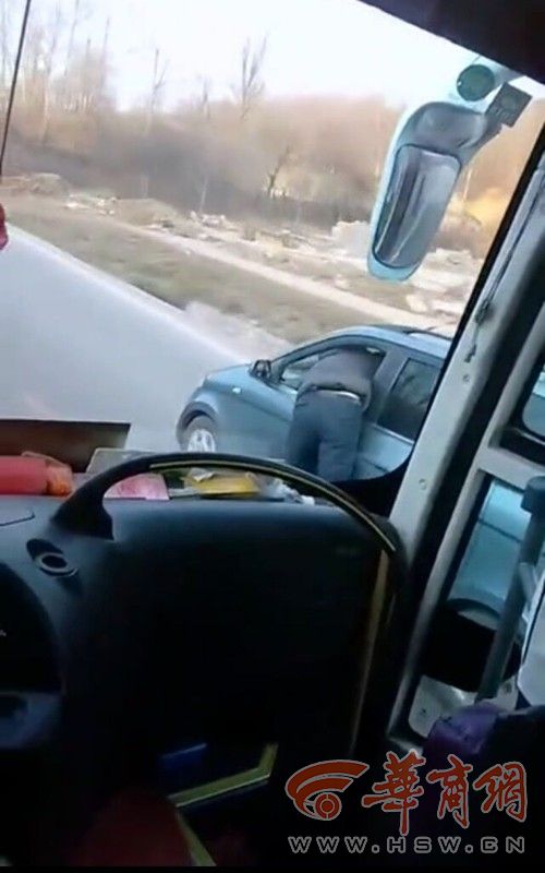 铜川一面包车现人肉 外挂 系非法营运起争执