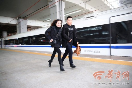 乘坐西成高铁首班车的成都人 有人带著《白鹿