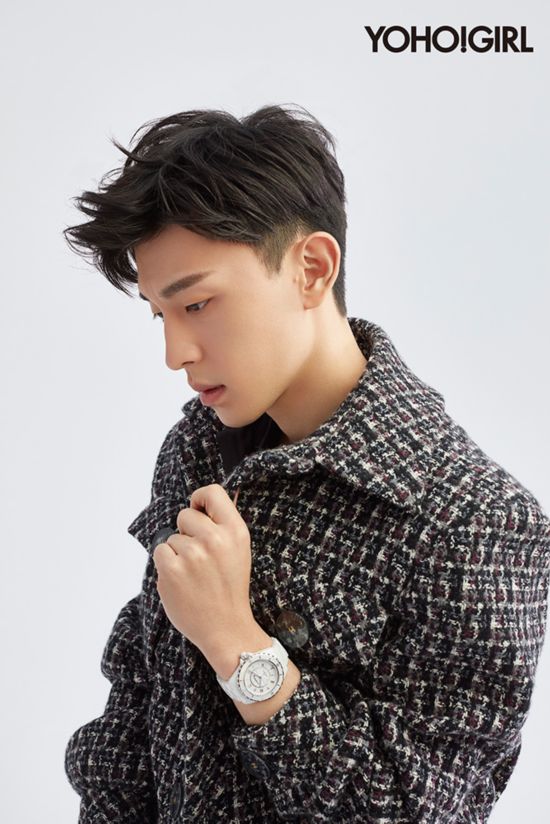 配一脸!邓伦李沁甜蜜同框拍写真 李沁依偎邓伦