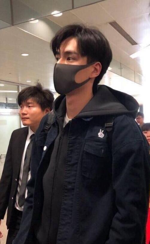 人气真爆棚!胡一天现身杭州机场遭粉丝围堵