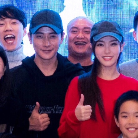 超甜!罗晋为唐嫣主持生日会 还为她献歌