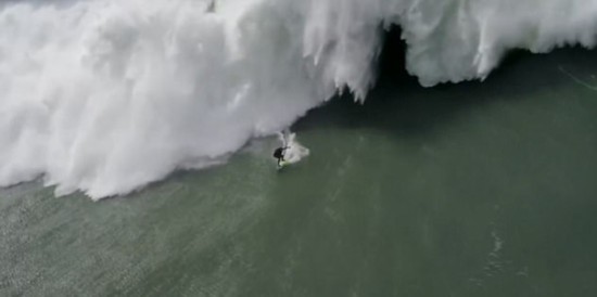 冲浪者被23米高大浪拍倒 营救者亦失控入海