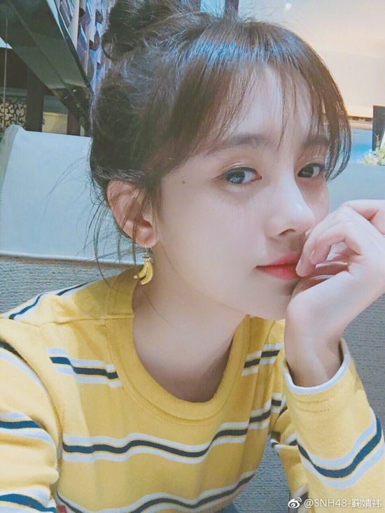 90后美女鞠婧祎晒生活照 扎丸子头水嫩清新