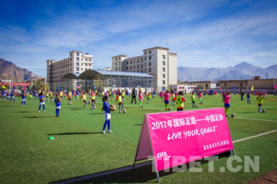 你见过在海拔3652米的拉萨踢足球的女孩吗?