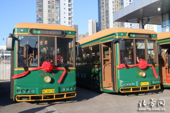 复古又环保 天津公交162路纯电铛铛车上路啦