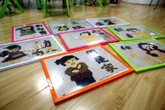 长沙:暑假课堂萌娃学梦娃 作豆画传福扇 唱响童心中国