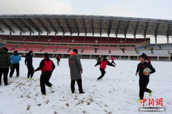 雪窝烟台降大雪 运动员雪中训练