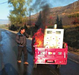 宝鸡老汉骑三轮摩托赶集 谁料身后红薯箱着火