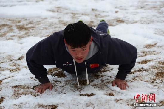 雪窝烟台降大雪 运动员雪中训练