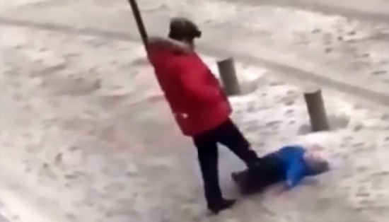 愤怒!吉尔吉斯斯坦一男子雪地脚踹倒地幼子