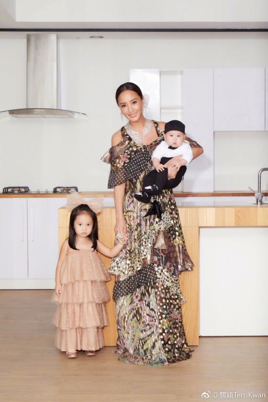 辣妈关颖带俩娃拍大片 女儿小表情不断可爱爆