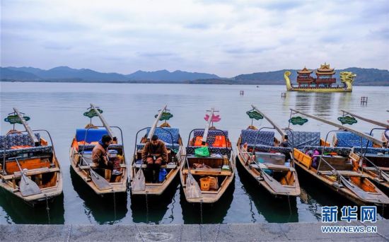 （美丽中国）（3）冬日西湖呈现“多彩画卷”