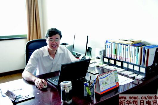 王一成在浙江省农业科学院畜牧兽医研究所办公室内的工作照(资料