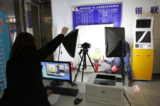 武汉出入境服务放大招 全市17个窗口免费自助