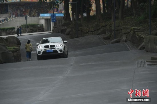 重庆一高校现波浪路成校园网红