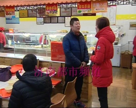 小伙自掏腰包给工人加菜:看他们吃的简朴实在