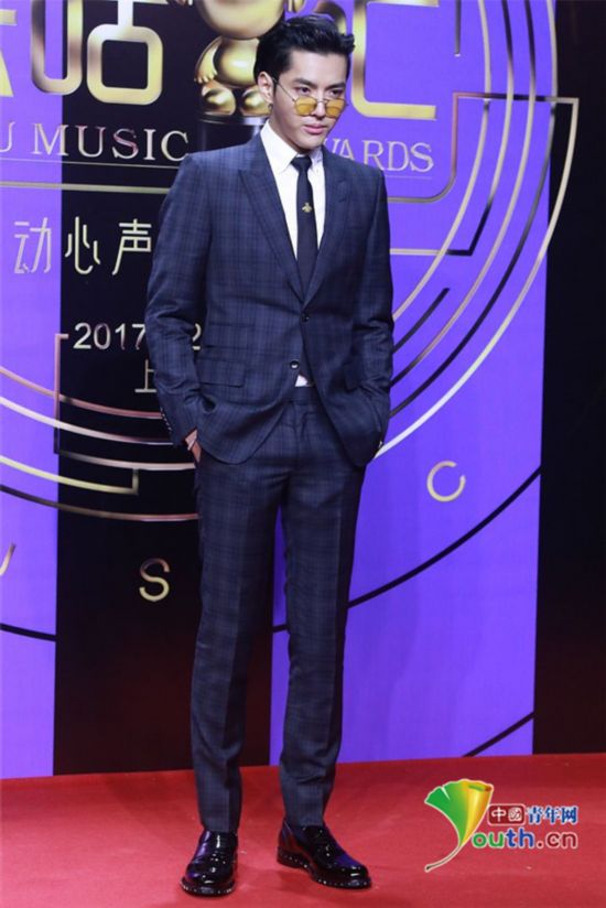 王俊凯易烊千玺再同框 张靓颖穿吊带红裙叉腰