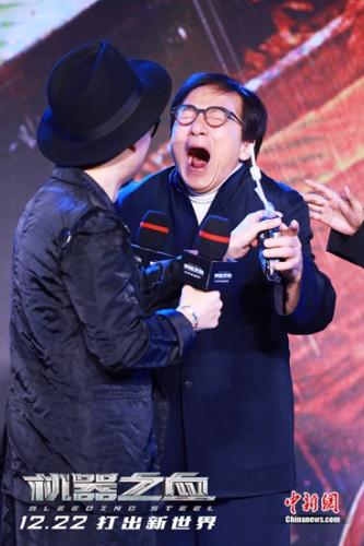 成龙品尝机器之血特饮