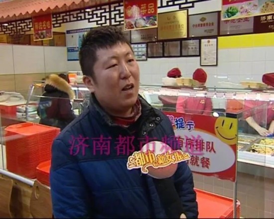 小伙自掏腰包给工人加菜:看他们吃的简朴实在