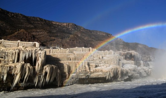 黄河壶口瀑布出现彩虹景观