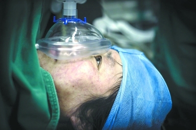 Fang Zhiying sheds a tear upon hearing the crying of the babies in hospital in Wuhan, Hubei Province, on Thursday, December 14, 2017. [Photo: Changjiang Daily]