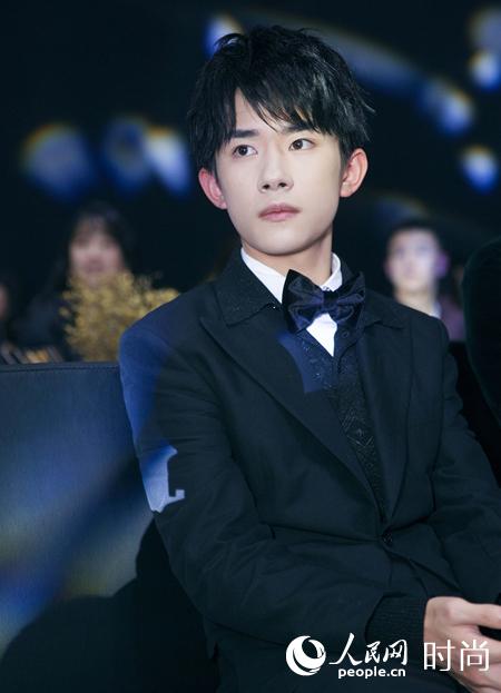 易烊千玺黑色西装亮相 沉稳洒脱上演侧颜杀