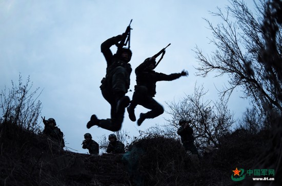 越障跑酷还端黑窝?这真的是兵哥的训练