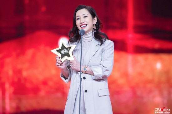 秦海璐颁奖意外鞋掉了“金鸡独立”火速挽救显呆萌