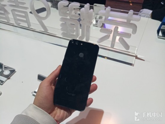 荣耀9青春版现场图赏:海鸥灰经典延续