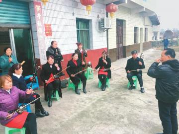 退休教师自学多种乐器 义务教学组建乡村民乐
