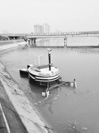 机器人获水利部专家认可 河里游来一条只吃垃