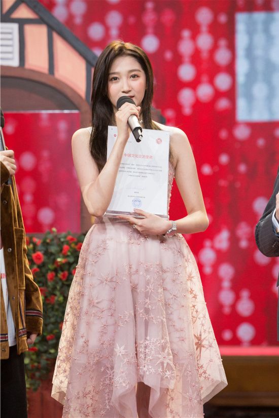 天天兄弟关晓彤获"中瑞文化交流使者"称号 挑战极限运动