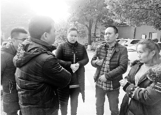 钱报记者在采访孙师傅家属。