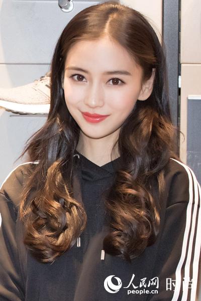 Angelababy晒马甲线 产后运动健身正能量满满