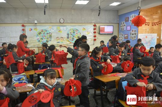 成都一小学家长轮流当老师每周带课进教室