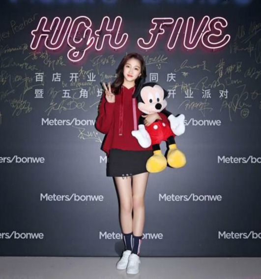 关晓彤修图过猛遭狠批,一个动作暴露小心机