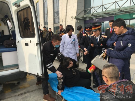 怀孕8月孕妇乘高铁途中临产 众人施救后平安诞