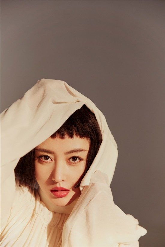 张天爱最新时尚大片曝光 短发红唇冷艳灵动