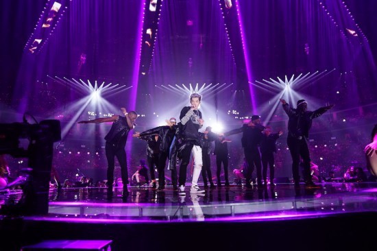 吴亦凡赵丽颖拥抱 同台首秀《想你》