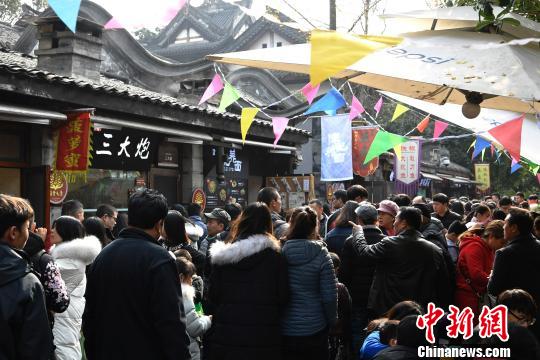 成都锦里古街游人如织