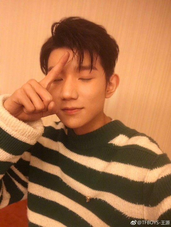 王源晒九宫格自拍 比耶卖萌帅气又可爱