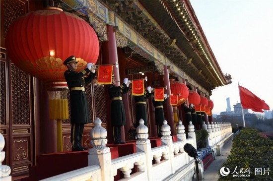 礼号手在北京天安门城楼吹响升旗号角。冯凯旋 摄影